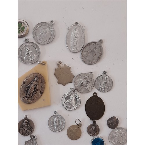 44 - Quantity of small religious medallions , largest 5cm x 4cm (30)