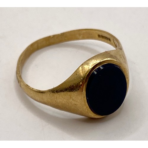 255 - Vintage Hallmarked 9ct Gold Ring With Black Central Stone. Size UK Y. Weight 3.82g