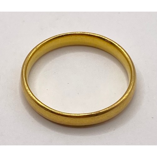 256 - Hallmarked 22ct Gold Band Ring. Size UK Q. Weight 3.67g