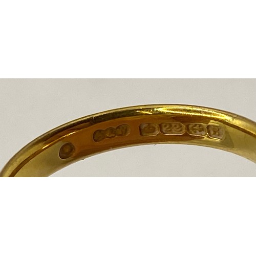 256 - Hallmarked 22ct Gold Band Ring. Size UK Q. Weight 3.67g