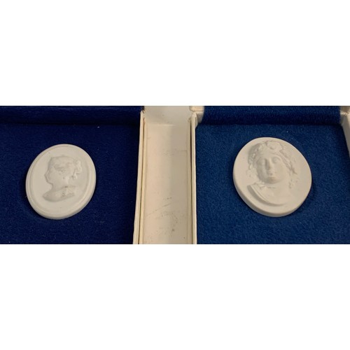 159 - 2 x Vintage Boxed Plaster Intaglios With Certificates From Staatliche Museum Of Berlin
3.5 x 4.5 cms