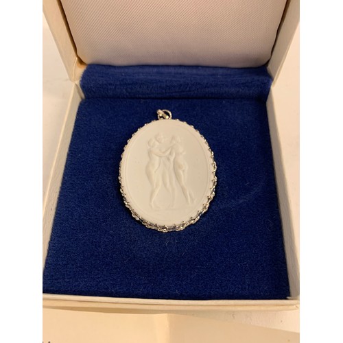 163 - Vintage Boxed Meissen Plaster Intaglios Pendant With Certificate From Staatliche Museum Of Berlin
3.... 