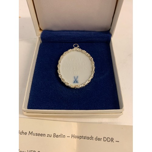 163 - Vintage Boxed Meissen Plaster Intaglios Pendant With Certificate From Staatliche Museum Of Berlin
3.... 