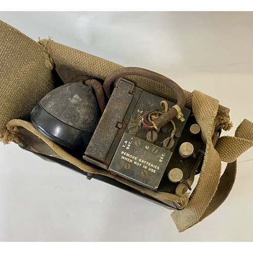 352 - Vintage Army Field Carry Case Military Radio 22cm x 25cm x 10cm