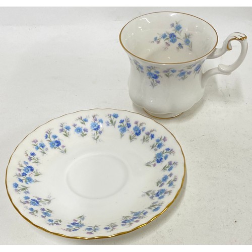 372 - Vintage Royal Albert Fine Bone China 'Memory Lane' Ceramic Ware Part Tea Set to Include Teacups and ... 