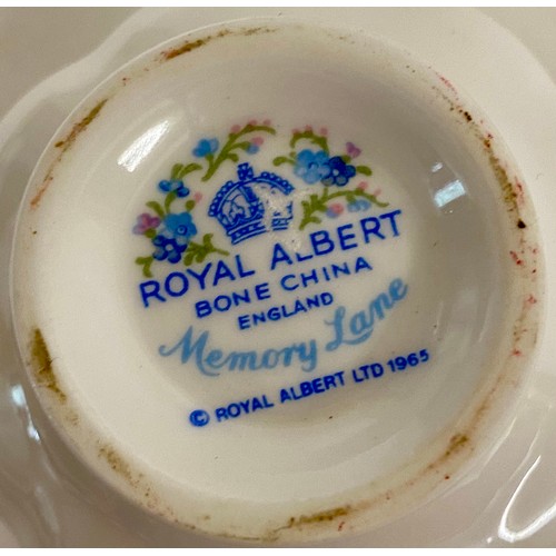 372 - Vintage Royal Albert Fine Bone China 'Memory Lane' Ceramic Ware Part Tea Set to Include Teacups and ... 