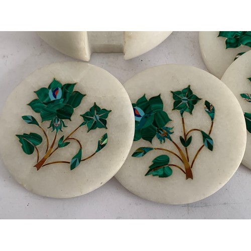 291 - Set Of 5 Drinks Coasters Having Malachite And Other Pietra Dura Inlay
Case Diameter 11 cms, Coasters... 