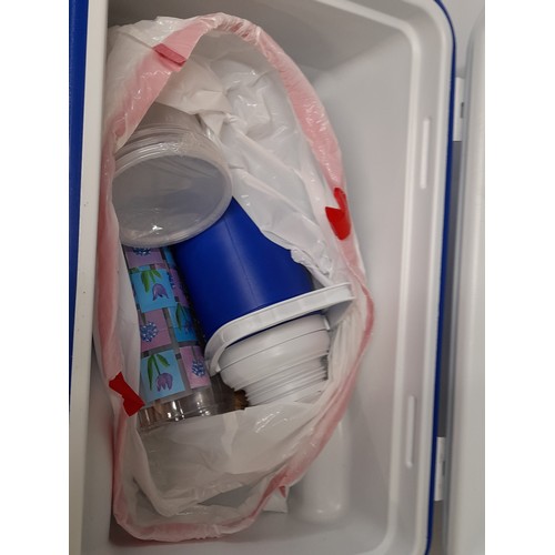 494 - Plastic Cool box with handle, on wheels