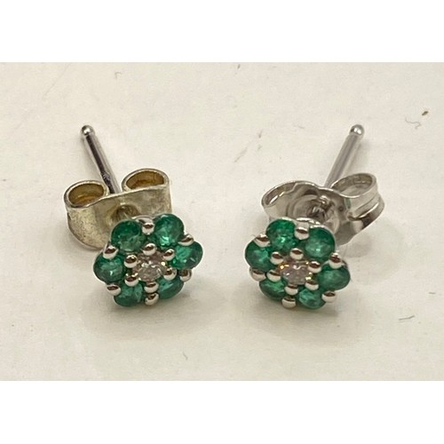 450 - Pair of Tested 9ct Gold Green Emerald Flower Design Stud Earrings in Box. 0.034 Oz Weight