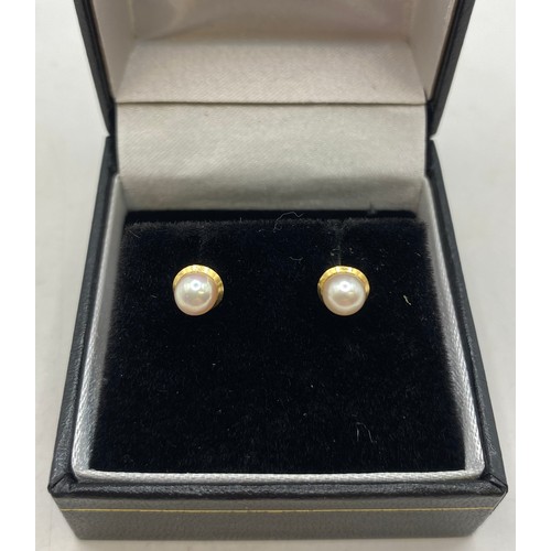 455 - Pair of 9ct Gold Pearl Earrings in Box. 0.7g Weight