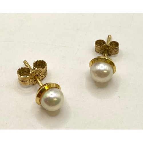 455 - Pair of 9ct Gold Pearl Earrings in Box. 0.7g Weight