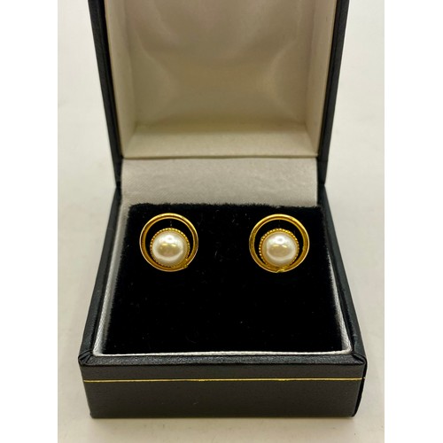 462 - Pair of Banded Tested 9ct Gold Pearl Stud style Earings in Box.  Weight 1.61g