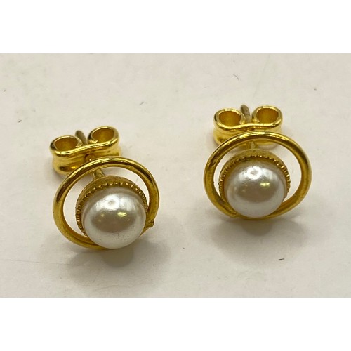 462 - Pair of Banded Tested 9ct Gold Pearl Stud style Earings in Box.  Weight 1.61g