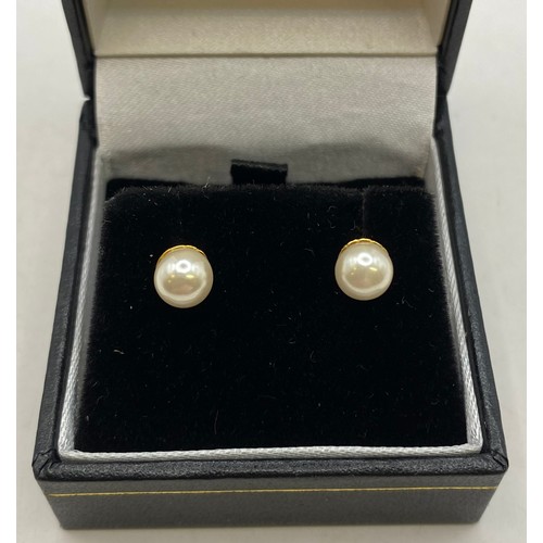 465 - Pair of Tested 9ct Gold Pearl Stud style Earrings in Box. Weight 0.78g