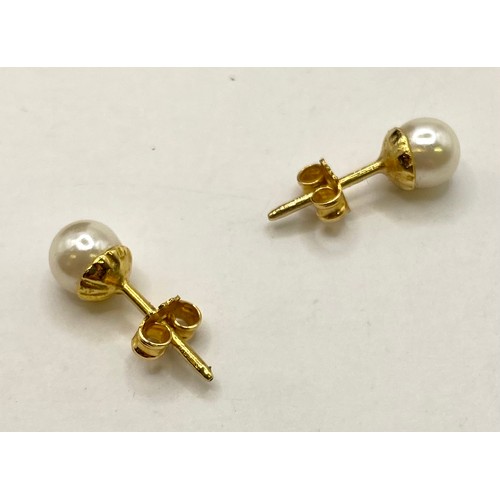 465 - Pair of Tested 9ct Gold Pearl Stud style Earrings in Box. Weight 0.78g