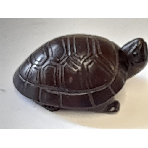 611 - Netsuke in the form of a Turtle with signature, possibly Boxwood, 5cm x 3cm