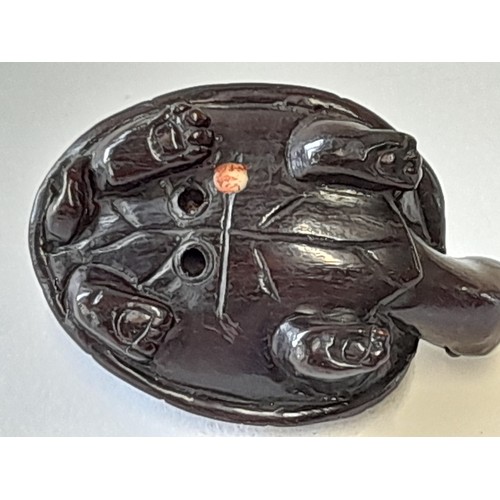 611 - Netsuke in the form of a Turtle with signature, possibly Boxwood, 5cm x 3cm