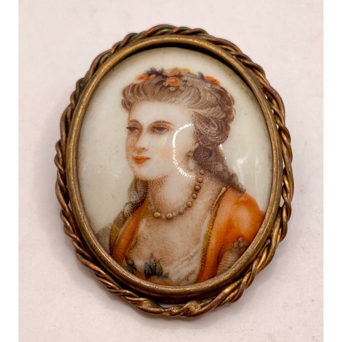 496 - Set of Four Ceramic French Limoges Cameo Brooches. Largest 6cm x 4.5cm (4)