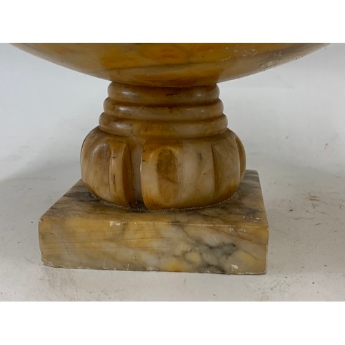 64 - Large Grand Tour Style Sienna Marble Model Of Thé Capitoline Doves .
21 cms diameter x 18 cms h