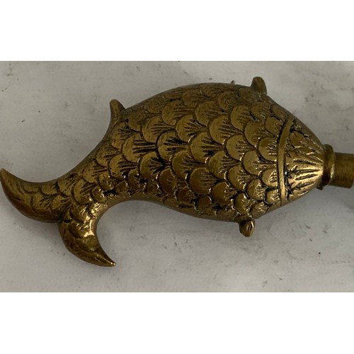 65 - A Vintage Indian Brass Fish Flask With Screw Stemmed Stopper
1.5 x 3 x 11.5 cms l