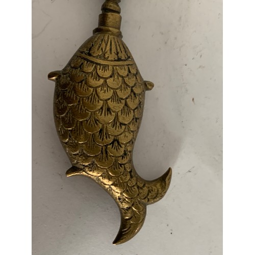 65 - A Vintage Indian Brass Fish Flask With Screw Stemmed Stopper
1.5 x 3 x 11.5 cms l