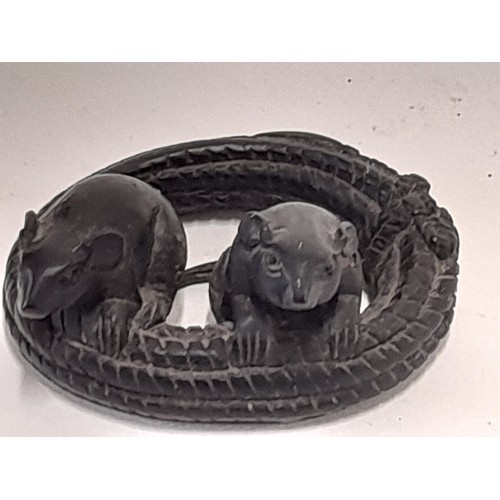 47 - Wood carved 2 Rats in rope loop 5cm wide and a translucent carved elephant 4cm high.    (2)