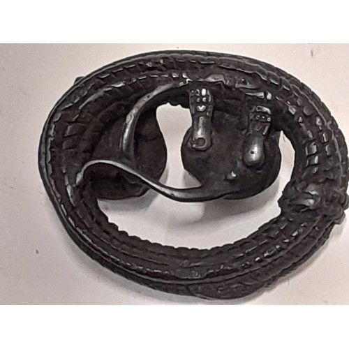 47 - Wood carved 2 Rats in rope loop 5cm wide and a translucent carved elephant 4cm high.    (2)