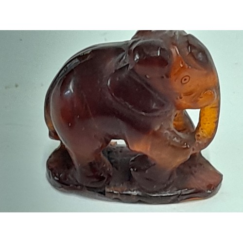 47 - Wood carved 2 Rats in rope loop 5cm wide and a translucent carved elephant 4cm high.    (2)