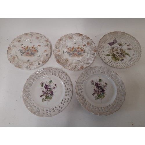 93 - 5 x Pierced plates with attached wall hangers, 21cm diameter