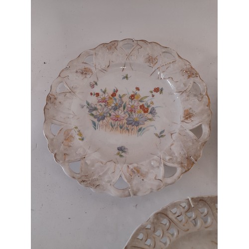 93 - 5 x Pierced plates with attached wall hangers, 21cm diameter