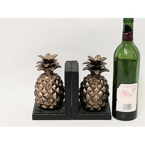 38 - Pair of Bookends with Pineapple Design, 11cm x 19cm