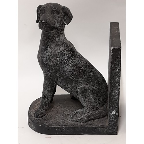 43 - Pair of Composite Bookends featuring a pair of Retriever Dogs, 15cm x 20cm (2)