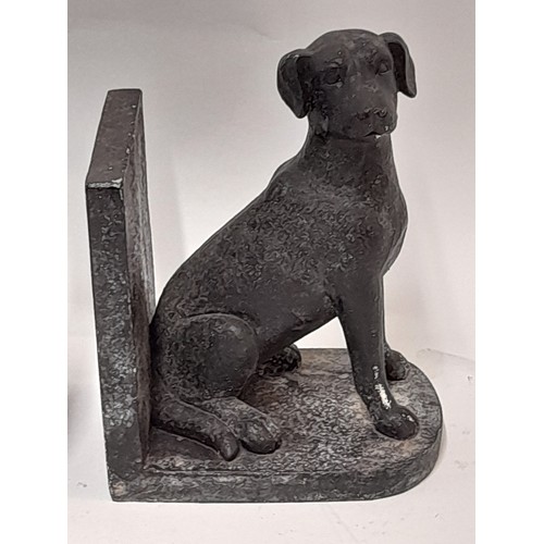 43 - Pair of Composite Bookends featuring a pair of Retriever Dogs, 15cm x 20cm (2)