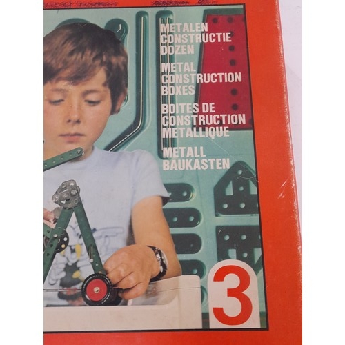 185 - Vintage Metal Construction Kit in Box with Instruction/plan book