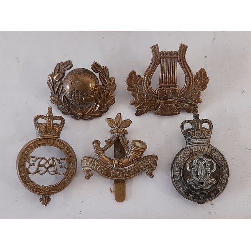 212 - 5x Vintage British Army Cap Badges with a Vintage Period Cycle Lamp and Box of Screws.       (7)