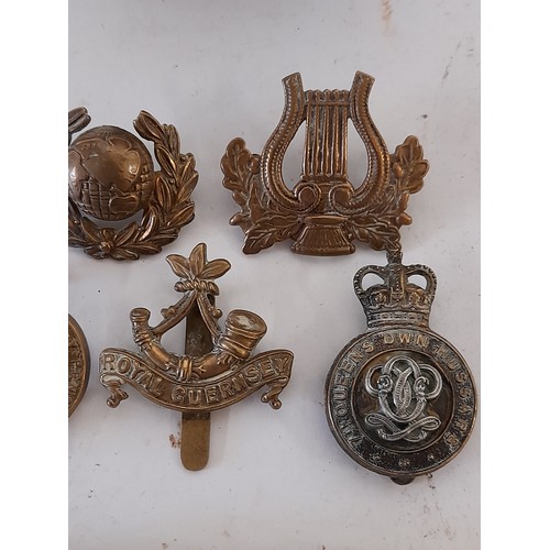 212 - 5x Vintage British Army Cap Badges with a Vintage Period Cycle Lamp and Box of Screws.       (7)