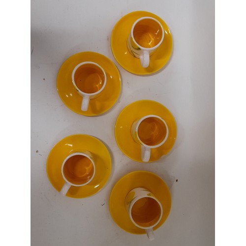 37 - 5 x coffee cans and saucers with lemon decoration