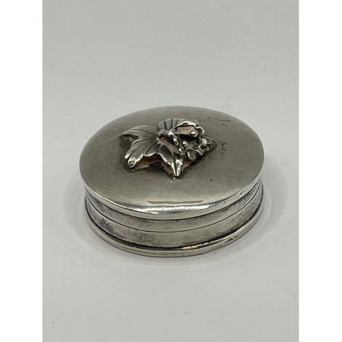 417 - Decorative Silver 925 Hallmarked Pill Box With Leaf Decoration To Lid 10.6g