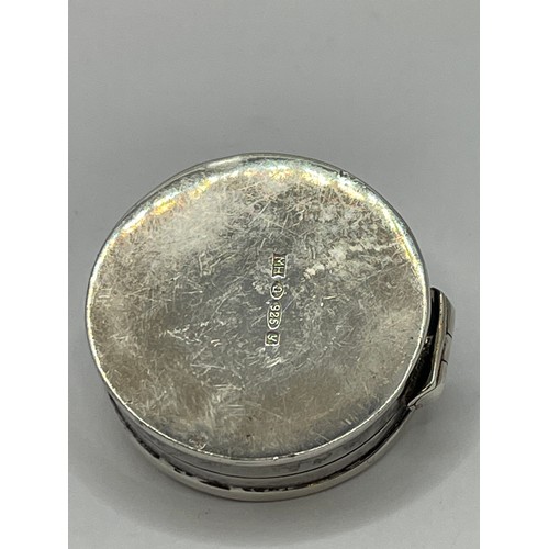 417 - Decorative Silver 925 Hallmarked Pill Box With Leaf Decoration To Lid 10.6g