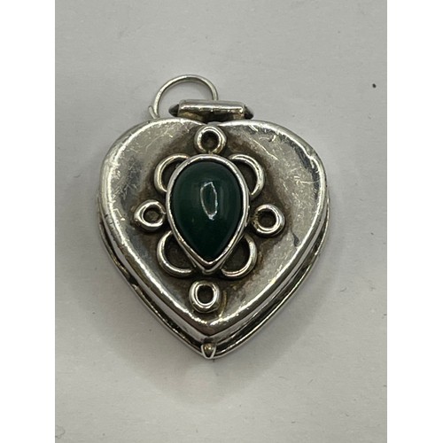 421 - Silver 925 Heart Shaped  Pill Box With Central Stone To Lid. 9.7g