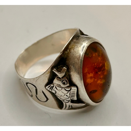 23 - Sterling Silver Decorative Ring Displaying Fishes With Raised Amber Coloured Stone. Size O, 5.94Gram... 