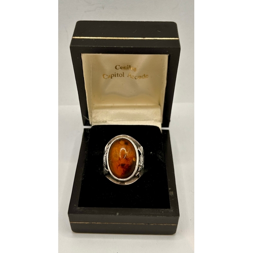 23 - Sterling Silver Decorative Ring Displaying Fishes With Raised Amber Coloured Stone. Size O, 5.94Gram... 