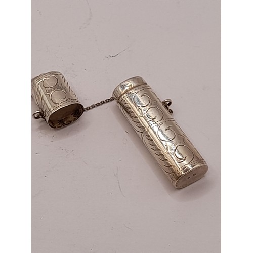 538 - 925 marked silver needle case, 8.6 grams