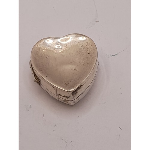 539 - Silver Hallmarked heart shaped pill box, 7.1 grams