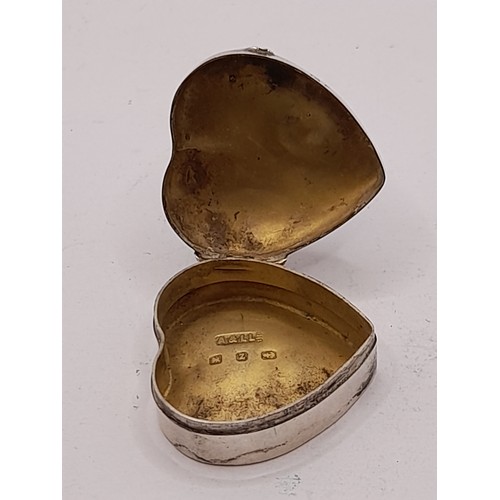 539 - Silver Hallmarked heart shaped pill box, 7.1 grams