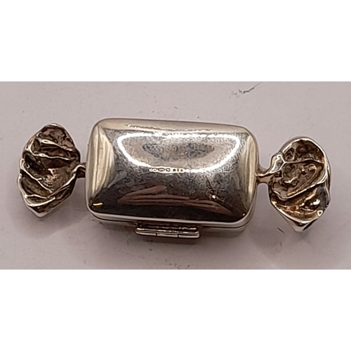 541 - 925 Marked silver Novelty  box in the form of a Sweet, 20 grams