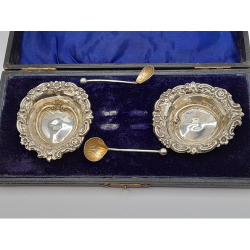 551 - 2 x Silver Hallmarked Salts with spoons in a Presentation box, total silver weight 26.1 grams