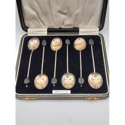 558 - 6 x Coffee Bean spoons in Hallmarked Silver in a presentation Box, total weight of Spoons 37.1gram