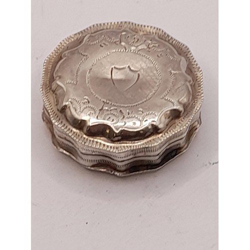 578 - Hallmarked Silver box with engraving to both side, 14.7 grams