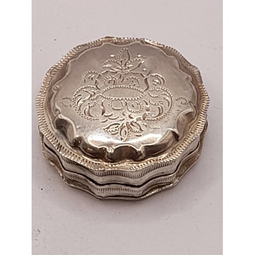 578 - Hallmarked Silver box with engraving to both side, 14.7 grams